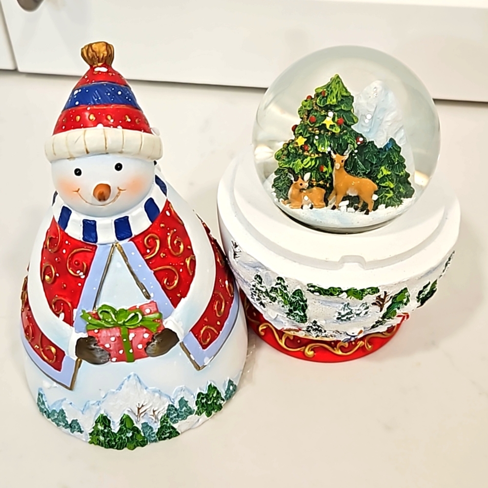 Adorable Snowman snow globe